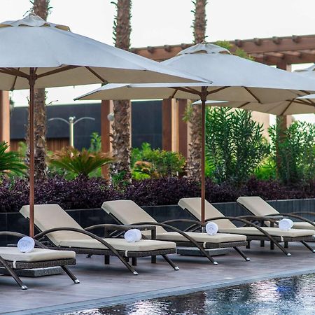 Movenpick Hotel And Residences Riad Exterior foto Pool at the hotel