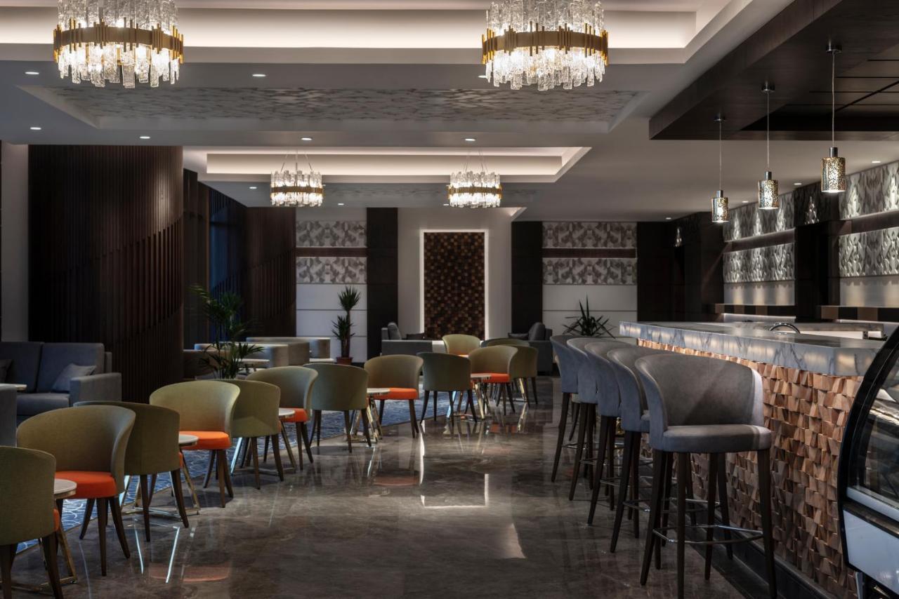 Movenpick Hotel And Residences Riad Exterior foto The bar at the hotel