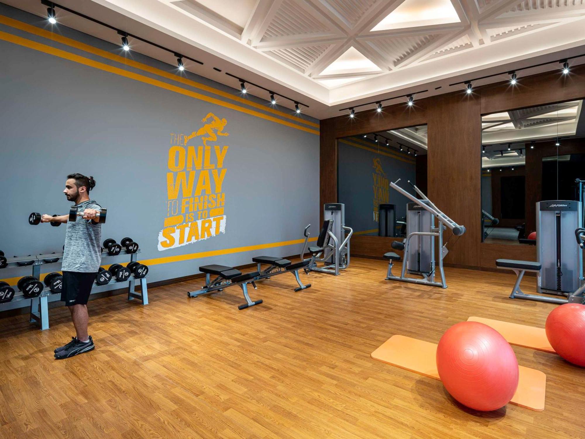 Movenpick Hotel And Residences Riad Exterior foto The gym at the hotel