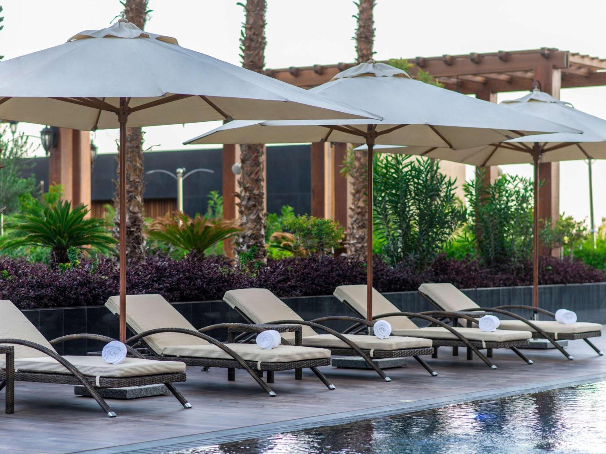 Movenpick Hotel And Residences Riad Exterior foto Pool at the hotel